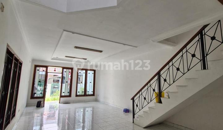 Di Jual Rumah siap huni, tenang dan strategis di Jl. Delta Sari Radio Dalam, Gandaria Utara, Jakarta Selatan. Cocok untuk tempat tinggal ataupun kost.