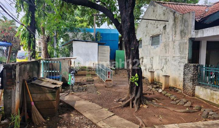 For Rent: Old house and land, located on Cempaka Putih Raya, Central Jakarta. Suitable for restaurant, cafe, and other businesses as it is roadside. 2