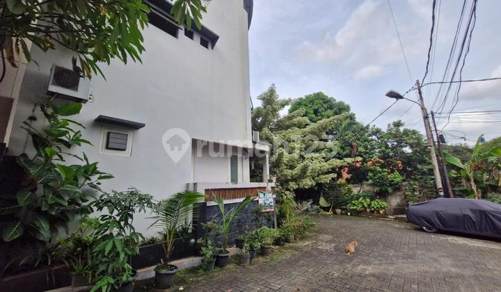Dijual Rumah Siap Huni Cocok untuk Usaha Lokasi Strategis di Kebayoran Lama, Jakarta Selatan 2