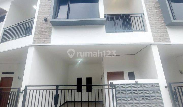 Rumah 2 lantai pondok kopi akses 2 mobil shm 1