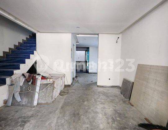 Dijual Rumah Private Lift Pakuwon Indah 2