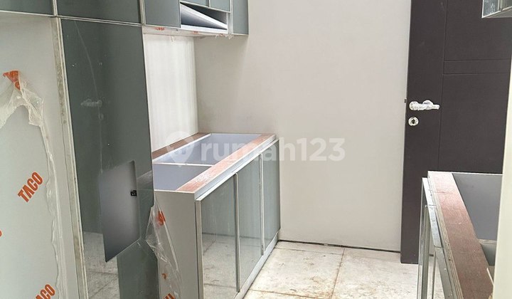 For sale: New minimalist Mocca Vrbana Dian Istana, brand new. 2