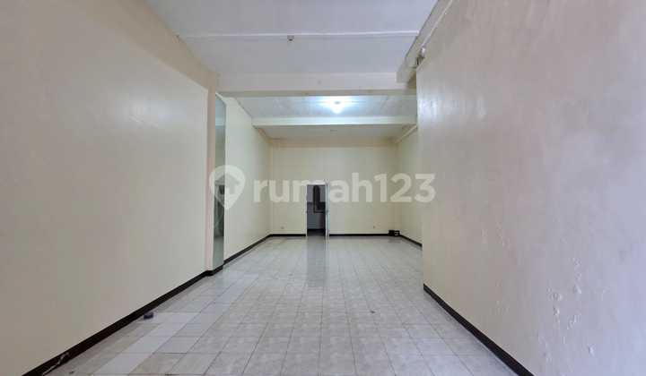 3-Story Shop House for Rent, Good Condition, Ready to Use in Kartini Sidorejo Salatiga 2