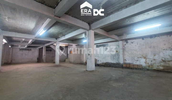 Three-Story Business Space in the Old Town Tourist Area of Cendrawasih