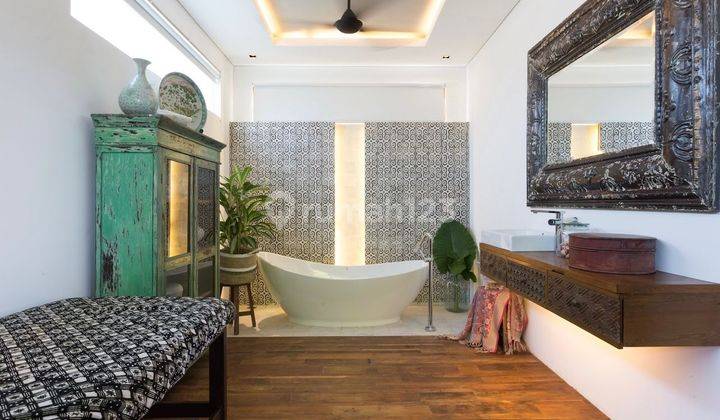 Villa 6 BR Halaman Luas Dekat Nelayan Beach Canggu Bali 2