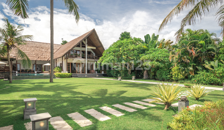 Villa by the Beach 4 Bedrooms Large Garden Tegallengah Buleleng Bali