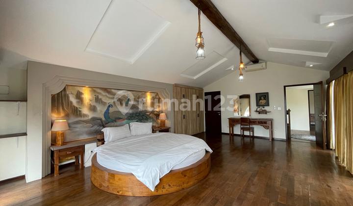 Villa Unik Bergaya Antik Bali 5 Kamar Tidur untuk Disewa di Seminyak