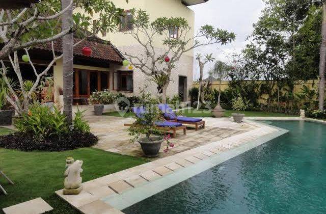 Villa Traditional Balinese 5 BR Dekat Berawa Beach Canggu Bali 2