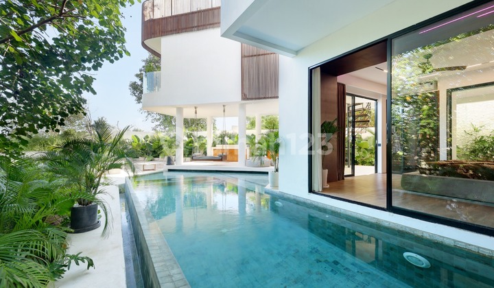 Luxurious Ocean View Villa 5 BR with Rooftop in Pererenan