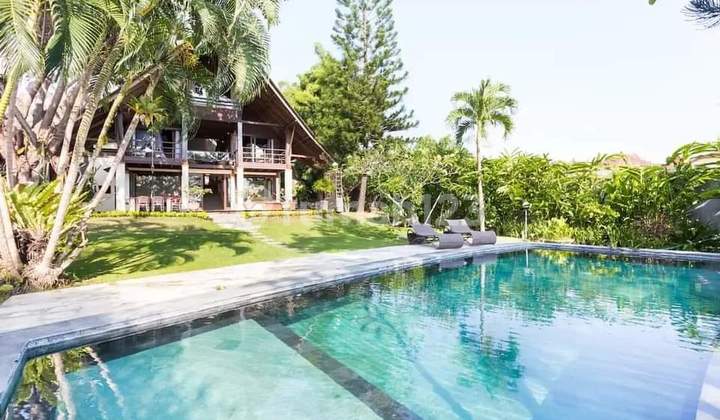 Villa 5 Kt Taman Luas Dekat Pantai Batu Bolong Canggu Bali