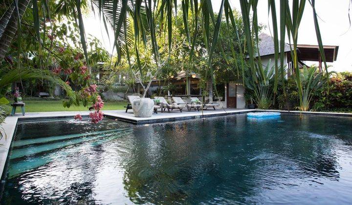 Villa 6 BR Halaman Luas Dekat Nelayan Beach Canggu Bali 1