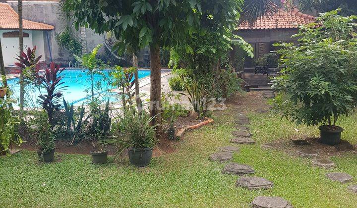 Rumah cantik dengan kolam renang siap huni di Rempoa, Tangsel. 2