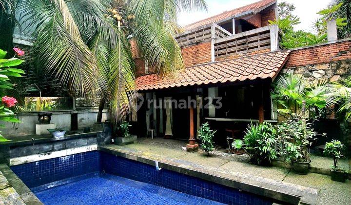 Rumah cantik dengan kolam renang dekat stasiun dan Tol di Bintaro 1