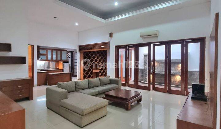 Rumah cantik 2 lantai dekat pusat perbelanjaan di Bintaro Jaya 2