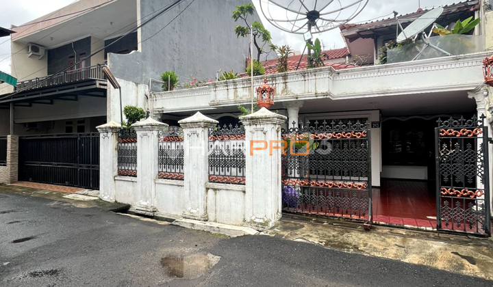 Old Livable House in Tebet
