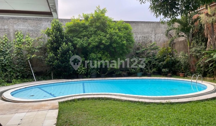 Luxury House in West Jakarta for Sale, Ready to Use! 1