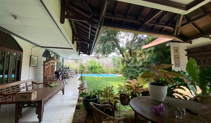 Luxury House in West Jakarta for Sale, Ready to Use! 2