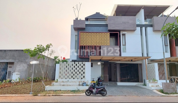 Rumah 2 Lantai Hoek Karang Tengah Dijual Murah Aja!