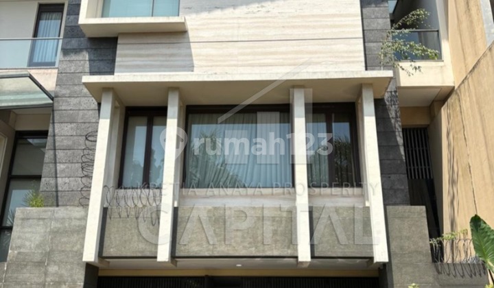Rumah Minimalis 3 Lantai Nyaman Dan Elegant di Singgasana Raya