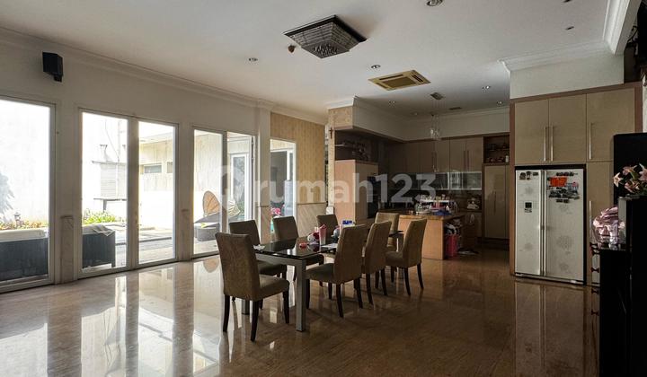 Modern Classic Luxury House Spacious Garden Flood-Free 2