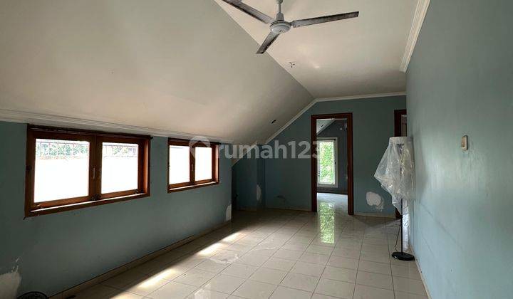 Rumah Mewah di Kebayoran Lama 3Lantai 3BR Garasi Luas 2