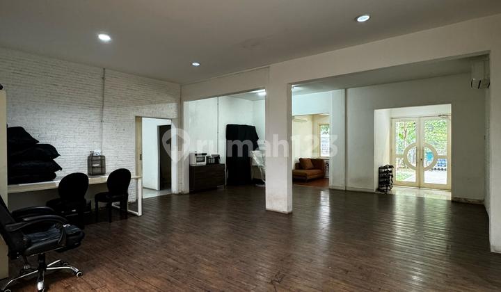 Land Measured House in Kebayoran Baru 2 Floors Spacious Yard 2