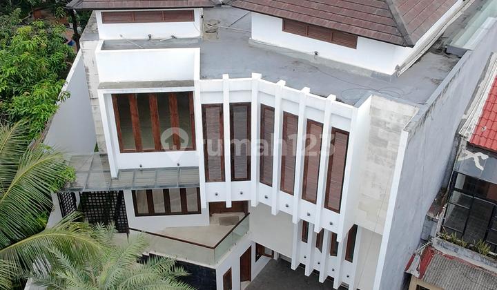 Rumah Mewah di Pondok Indah 3 Lantai Lokasi di depan taman