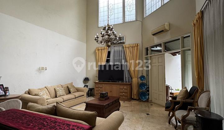 Rumah Mewah di Kebayoran Baru Jakarta Garasi Luas SHM 1