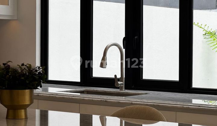 Brand New Townhouse di Kebayoran Baru 3 Lantai dengan Balkon 2