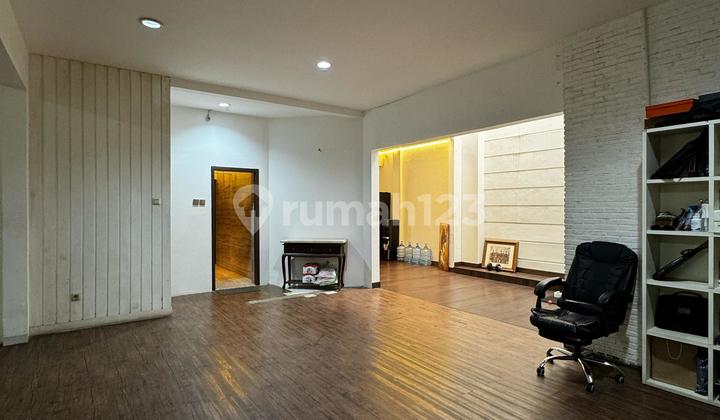 Land Measured House in Kebayoran Baru 2 Floors Spacious Yard