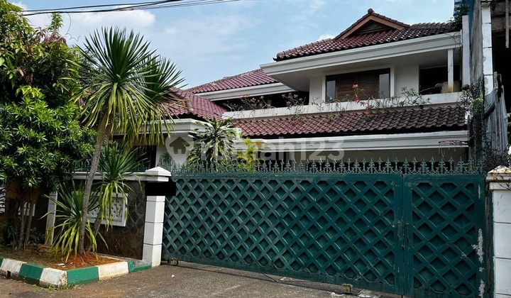 Rumah Mewah di Patal Senayan 2 Lantai Lokasi Komplek dengan Taman 2