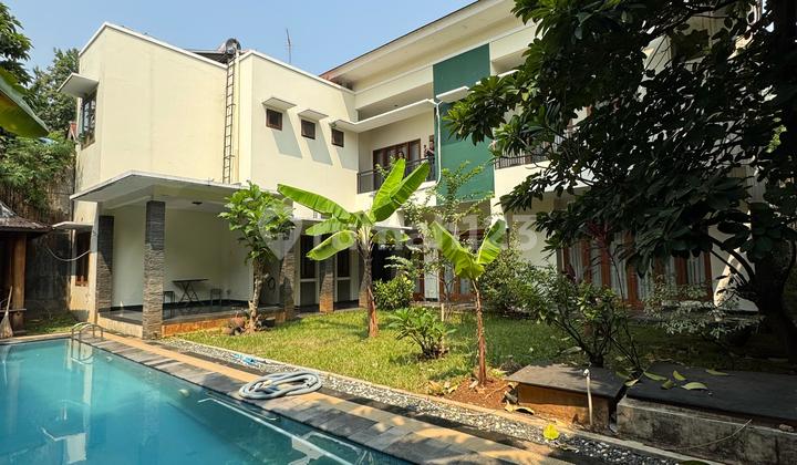 Rumah Mewah di Menteng 733m2 2 Lantai Kamar dengan Balkon Jacuzzi