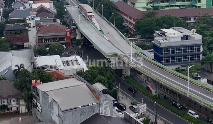 Rumah Mewah di Kebayoran Baru Jakarta Garasi Luas SHM 2