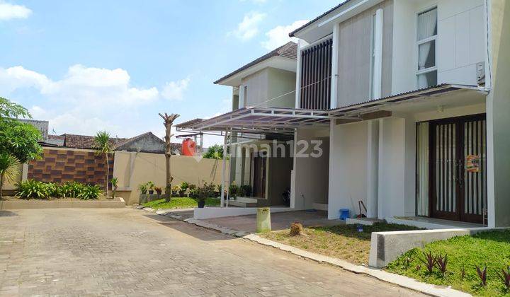 Disewakan Rumah Cantik 2lt Furnished Dalam Perum Depok Dekat Ugm,uny,upn,pakuwon Mall  2