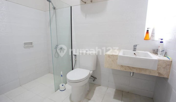 Mr 063451 Disewakan Rumah Bagus 3 Lantai Dalam Perum, Lokasi Strategis Ada Kolam Renang Furnish 3