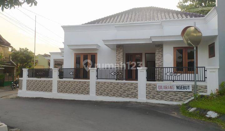 Mr 063476 Disewakan Rumah Bagus Full Furnish Dalam Perum Dekat Sch