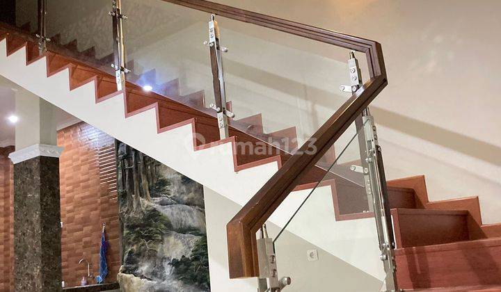 Disewakan Rumah Bagus Mewah 2 Lantai Full Furnished Hanya 150 Juta thn, Lokasi Pinggir Jalan 13
