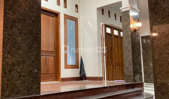 Disewakan Rumah Bagus Mewah 2 Lantai Full Furnished Hanya 150 Juta thn, Lokasi Pinggir Jalan 17