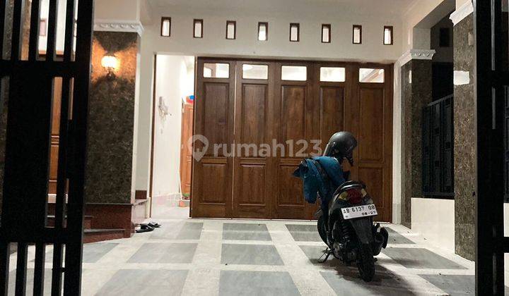 Disewakan Rumah Bagus Mewah 2 Lantai Full Furnished Hanya 150 Juta thn, Lokasi Pinggir Jalan 25