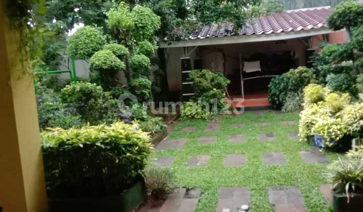 Spacious Strategic House Near Public Facilities at an Attractive Price in Senayan Bintaro Sector 9.