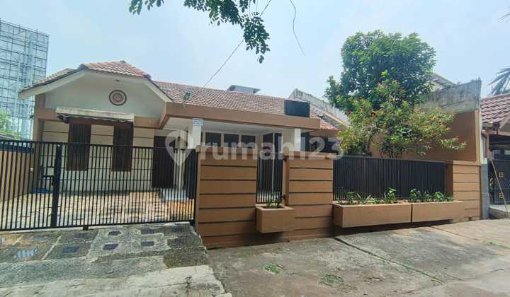 Rumah Hoek, Luas Semi Furnished Di Jakasampurna Dekat Galaxy