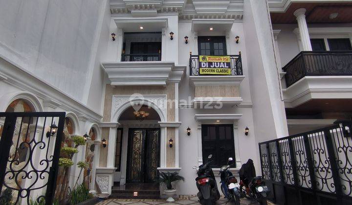 Rumah American Classic Rooftop di Jagakarsa Jakarta Selatan 1