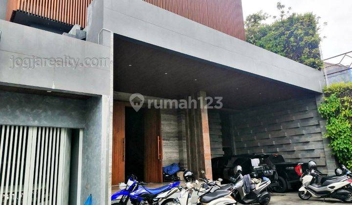 Rumah Mewah Semu Furnished dekt kampus UGM di Demangan Baru Sleman Yogyakarta  2