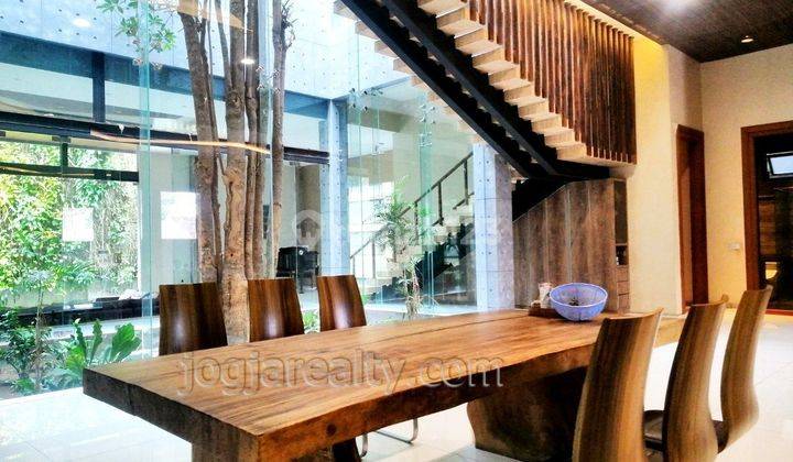 Rumah Mewah Semu Furnished dekt kampus UGM di Demangan Baru Sleman Yogyakarta  3