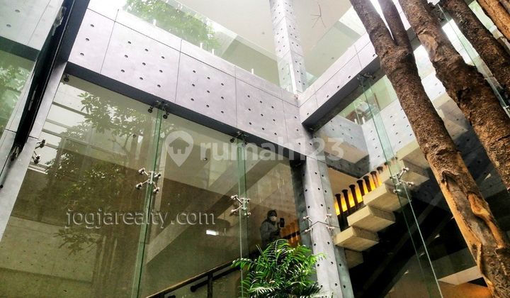 Rumah Mewah Semu Furnished dekt kampus UGM di Demangan Baru Sleman Yogyakarta  11