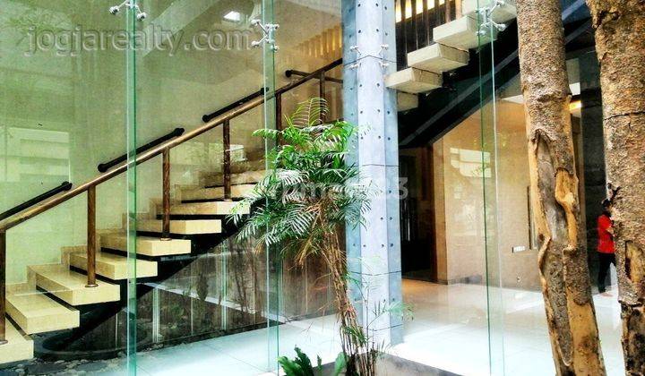 Rumah Mewah Semu Furnished dekt kampus UGM di Demangan Baru Sleman Yogyakarta  14