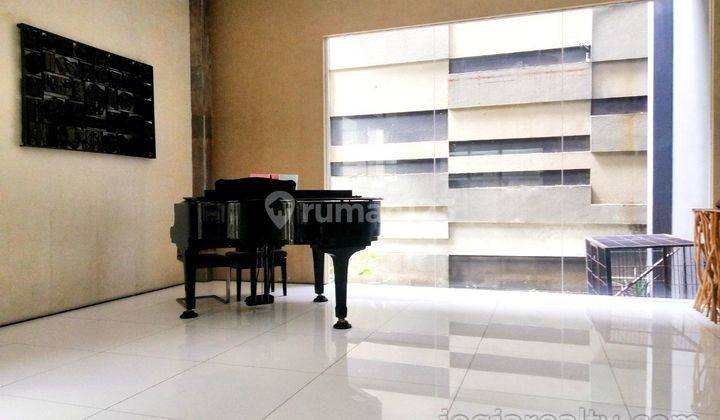Rumah Mewah Semu Furnished dekt kampus UGM di Demangan Baru Sleman Yogyakarta  15