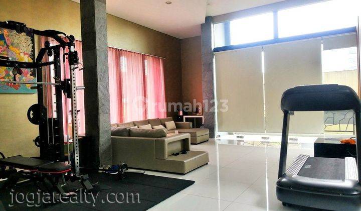 Rumah Mewah Semu Furnished dekt kampus UGM di Demangan Baru Sleman Yogyakarta  18