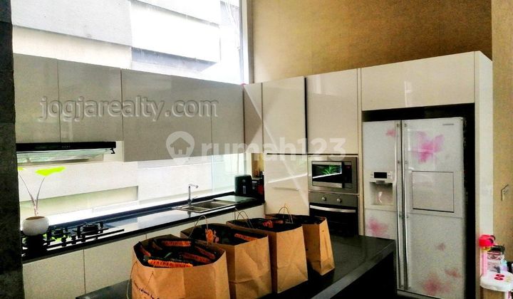 Rumah Mewah Semu Furnished dekt kampus UGM di Demangan Baru Sleman Yogyakarta  21