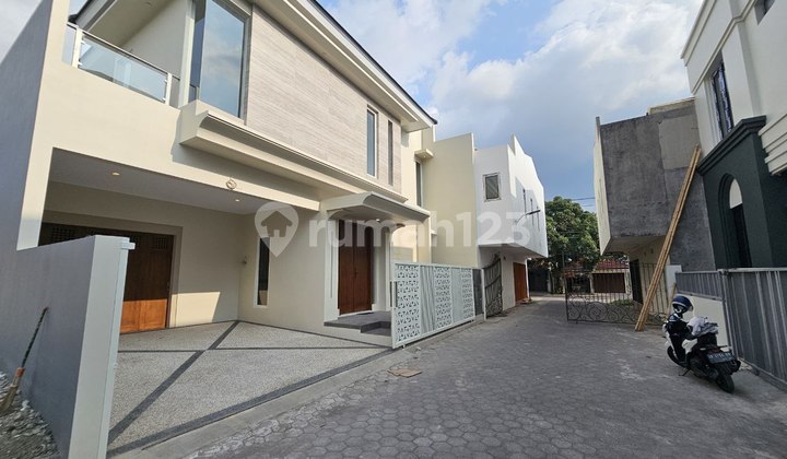 A READY-TO-OCCUPY LUXURY HOUSE IN A RESIDENTIAL AREA INSIDE THE RING ROAD NEAR UGM, AL AZHAR, TUGU JOGJA, TOLL JUNCTION, KABUPATEN STREET, TRIHANGGO, GAMPING, SLEMAN, YOGYAKARTA 2